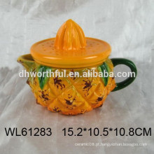 Abacaxi amarelo em forma de copo de cerâmica com tampa